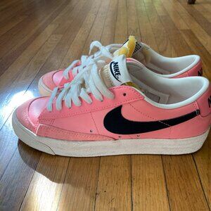 Nike Blazers Low top 77 atomic pink